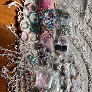 Innehåll: smycken, pärlor, lyckoänglar, trådar, kedjor & tillbehör till lyckoänglar 