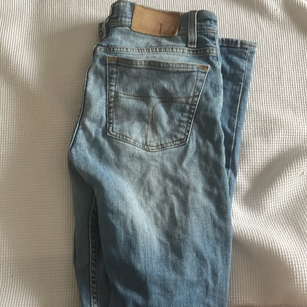 Ett par snygga lågmidjade jeans, de har allergi används är helt nya. Jag har storlek 34 och passar perfekt, jag är 166 och längden är jätte bra. De har jättesnygga fickor och säljs för 159. Jeans & Byxor.