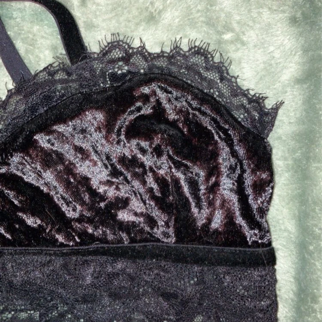 Svart BH-topp i sammet från NA-KD - 91