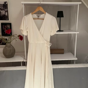 Sommarklänning - Aldrig använd vit klänning💕pris kan debatteras