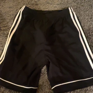 HELT NYA  - ADIDAS SHORTS HELT NYA MED LAPP! XS-S