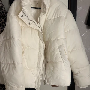 Ny Aldrig  använd vinterjacka st 44 - Aldrig använd vinterjacka , jättefin st 44 Finns i Åmål kan skickas köpt från Nelly 