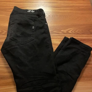 Dondup George  - Tjena säljer nu dessa snygga jeans ifrån dondup! Modellen är George och är i skick 9/10. Inget slitage eller smuts. Storlek 34 hör av er för fler frågor eller bilder!