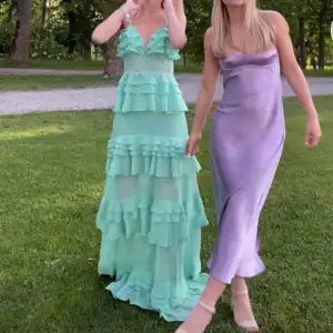 Jättefin långklänning endast använd en gång på ett bröllop. Jättefin till sommaren!🩷Köpte den för 500kr