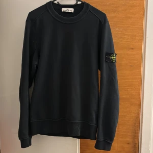 Stone island tröja - Stone island tröja i storlek S/M Skick 8/10 Säljer för 999kr