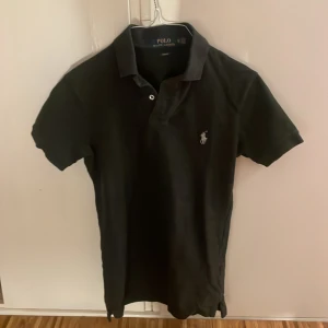Ralph lauren piké  - Säljer nu denna Ralph lauren pikétröjan då den har blivit för liten för mig. Den är riktigt snygg och i bra skick