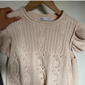 Stickad tröja med volanger - Super söt stickad topp från Zara. Använd ett fåtal gånger så i nyskick. Hör av dig om du vill ha fler bilder 💞