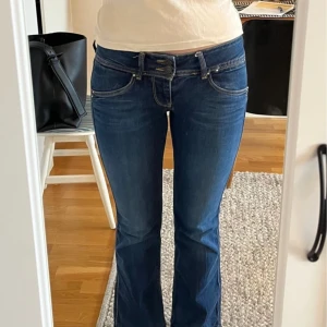 Lågmidjade Pepe jeans - Lågmidjade jeans från Pepe jeans. Storlek W25 L30. Midjemåttet rakt över är 36cm, innebenslängd är 78cm. 