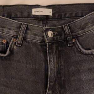 Super fina lågmidjade jeans från Gina tricot i storlek 32. Använt dessa fåtal gånger, så de är i fint skick! 