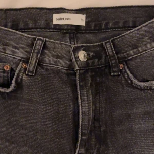 Lågmidjade jeans - Super fina lågmidjade jeans från Gina tricot i storlek 32. Använt dessa fåtal gånger, så de är i fint skick! 
