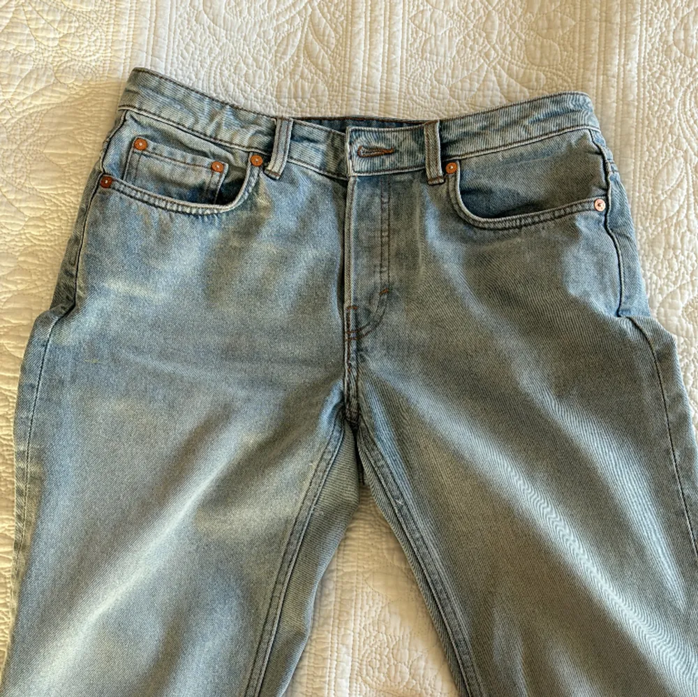 Raka jeans från Weekday, pin modellen. Mid Waits. Inget fel på dom men är för stora på mig. Jag är 161 cm W 28   L 30 . Jeans & Byxor.