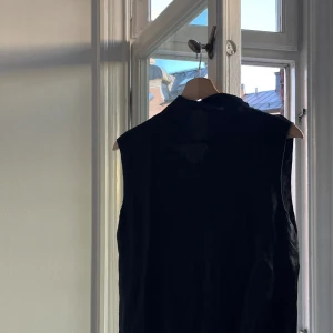Zara topp - Svart topp med hög krage. Använd en gång för ett fotoprojekt så i princip i nyskick! 