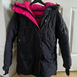 Peak Performance Jacka  - Säljer min Peak Performance jacka i storlek S då den inte kommer till användning. En tjock och varm jacka. (använd - i gott skick). Kan gå ner i pris vid snabb affär. Köparen står för frakten.