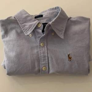 Jätte snygg Ralph Lauren skjorta. Säljer den för att den är lite för liten för mig. Ny pris 1499 kr