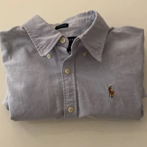 Ralph Lauren Skjorta - Jätte snygg Ralph Lauren skjorta. Säljer den för att den är lite för liten för mig. Ny pris 1499 kr