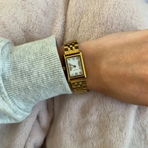 Mockberg klocka  - Mockberg klocka i guld. Aldrig använt utan köpt här på Plick. Tjejen jag köpte den av skriver att den är i nyskick men skulle ändå säga att den är i använt skick. Endast några få defekter på undersidan. Superfin men inte min stil💕💕💕 Ord pris: 1599kr