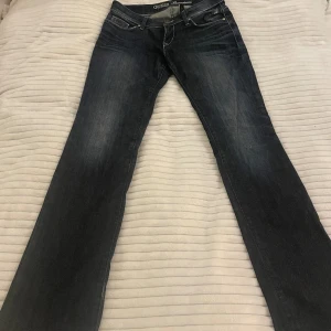 Guess jeans - Superfina low waist jeans som är tyvärr för långa på mig. Köpta begagnad. Storleken är mellan xs och s så kan skicka mått privat. 💞