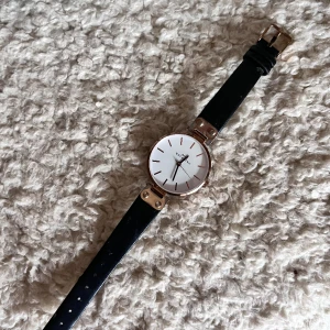 Klocka från Mockberg i roséguld - Modellen heter Sigrid är urtavlan är 34 mm. Klockan funkar och går som vanligt. Färgen är lite avskavd runt gångjärnen, där läderbandet sitter fast men annars i toppskick.