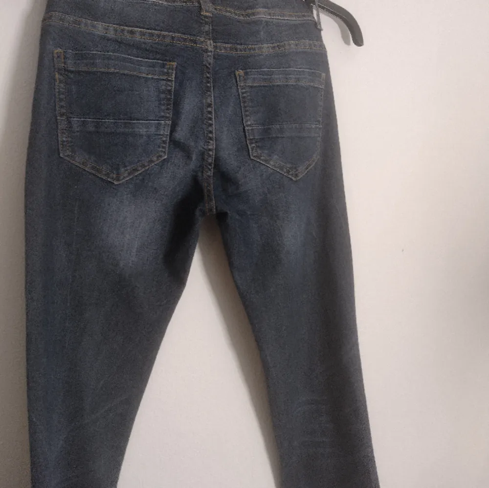 Straight/skinny jeans som jag köpte från Second hand💞 storlek: bredd 27/30 längd 31💞 köpte för 200 kr och använt 3 gånger. Klippta där nere så dom inte är lika skinny. TRYCK INTE PÅ KÖP NU!! . Jeans & Byxor.