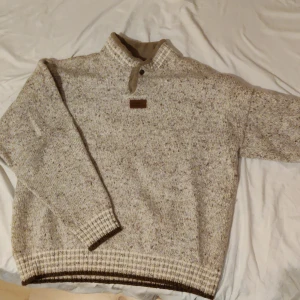 Vintage Ivanhoe tröja - Vintage stickad Ivanhoe tröja, står att den är storlek L men passar som S, tror den har krymp i tvätten. Har en boxy och nice passform. Sticks lite när man har på sig så behövs en långärmad under.