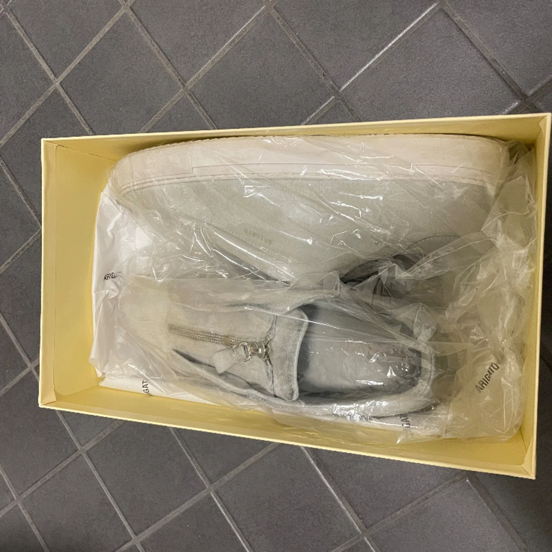 Gråa Axel Arigatos  - 90