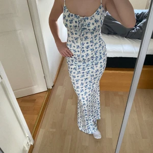Långklänning  - Fin långklänning med blå blommor på. Aldrig använd! Skönt och Stretchigt material. Storlek S