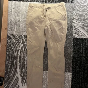 Chinos - Säljer dessa chinos som är perfekt nu till våren/sommaren eftersom jag ej använder dem. De har aldrig använts heller, bara legat i garderoben, pris kan diskuteras vid snabb affär