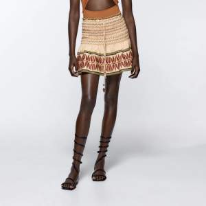 Säljer denna populära kjol från zara, perfekt till sommarn. Pris kan diskuteras 