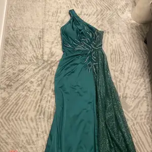 Änvände den endast en gång till min brors bröllop skit snygg klänning pris kan diskuteras storlek m original pris 6000kr ungefär 
