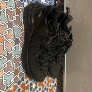 Svarta Nike react V2 sneakers - Ett par svarta Nike react V2 sneakers i storlek 41. Väldigt bra skick 9/10. Mycket mycket bekväma skor som är lätta att springa i och röra sig. Nypris 1600 men eftersom jag säljer begagnat så säljer jag för 400 kr. Kommer tyvärr inte sälja billigare 