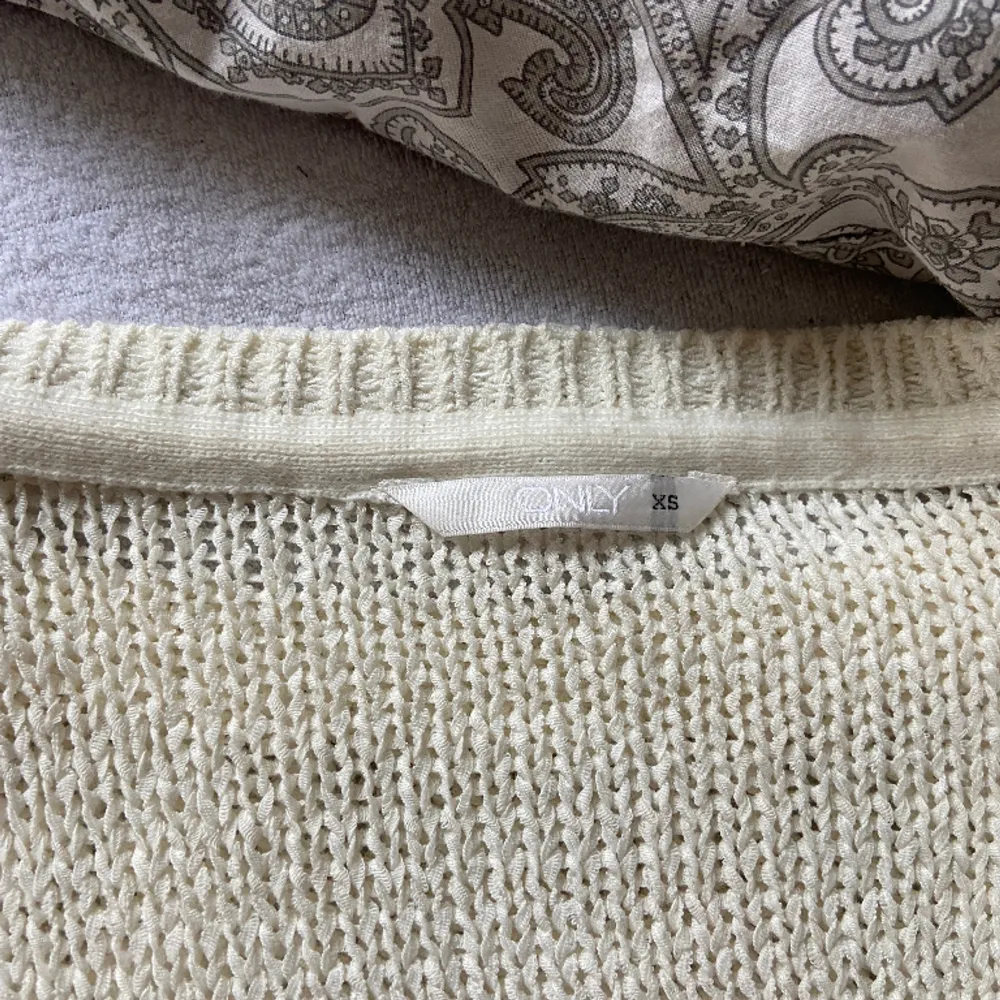 skit snygg vit stickad tröja från Only🤍passar nog xs-s❤️. Tröjor & Koftor.