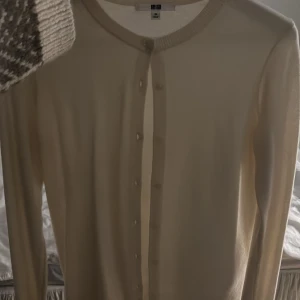 kofta - super fin kofta från uniqlo i strl XS, använd max 2 gånger 💕