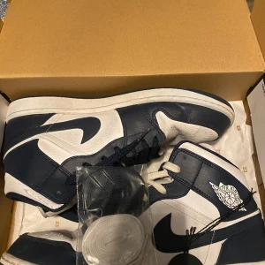 Jordan 1or navy blue - Hej säljer nu mina Jordan 1or som inte används och har aldrig direkt använt dom förutom några gånger förra sommaren. Dom är från restock och kostar 3200kr nya och man får med sko snörena. Pris 1750 men kan sänkas vid snabb affär 😄