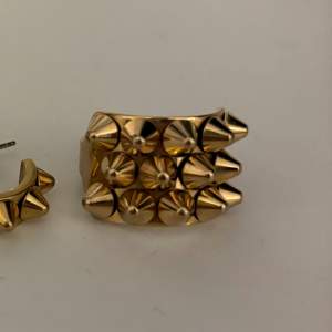 Säljer denna guldiga Edblad ring i storlek S, 16,8mm då jag använder mer silver än guld💕 Lägg bud då det är många intresserade 