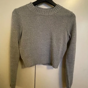 Grå stickad tröja - Grå kort stickad tröja från hm. I bra skick