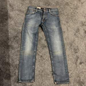 Nudie jeans thin finn helt nya med lappar kvar, slim fit och skick 10 av 10. Priset kan diskuteras hör av vid frågor eller funderingar.