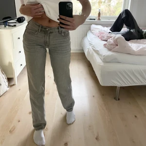 Lågmidjade jeans - Ljusgråa lågmidjade jeans i rak passform!! Köpta för 499kr  Använda fåtal gånger så mkt bra skick, inga synliga defekter. Frakt tillkommer 💌