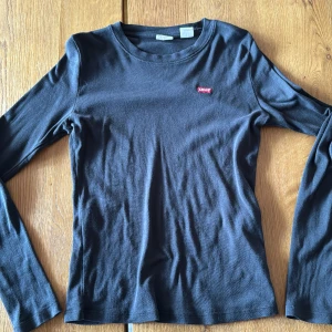 Levis tröja  - En långärmad tröja från Levis som är använd få gånger och är i bra skick