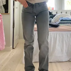 första bilden är lånad från förra ägaren! säljer mina gråa midwaist jeans från zara!! storlek 32 och passar mig i längd som är ca 165. säljs inte på zara längre 💓💓