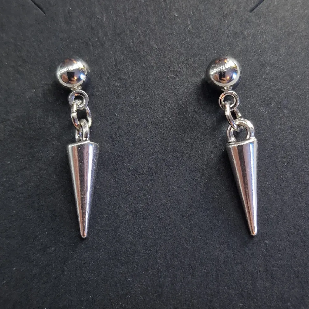 Silverfärgade pins med  nitar. Tillverkad av nh.designs. Nickelsäkra   Säljer i par. Accessoarer.