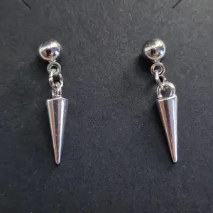 Silverfärgade pins med  nitar. Tillverkad av nh.designs. Nickelsäkra   Säljer i par