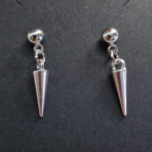 Örhängen Pins med tagg - Silverfärgade pins med  nitar. Tillverkad av nh.designs. Nickelsäkra   Säljer i par