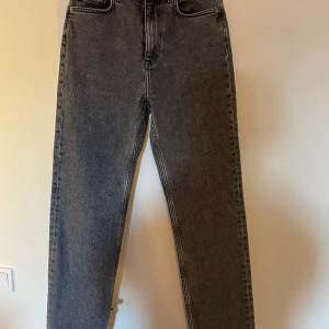 Gråa jeans - Gråa jeans med hög midja från & Other Stories, stories 28. Modellen slutar vid anklarna (cropped). Använda men i bra skick.