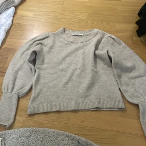 Stickad tröja  - Beige stickad tröja från NAKD 
