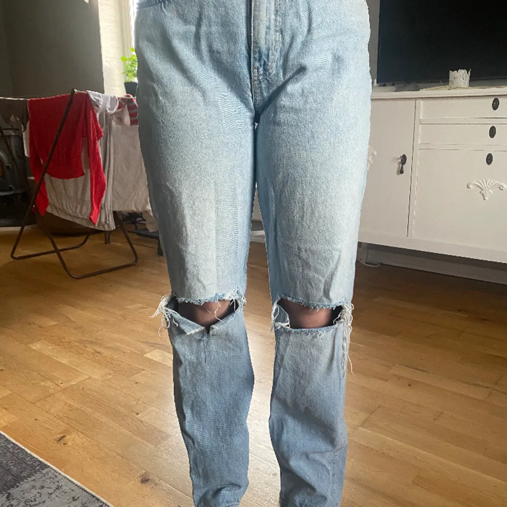 Säljer nu dessa blåa Gina jeans eftersom de inte kommer till användning längre och är även för stora på mig. Skriv om du var några frågor💕. Jeans & Byxor.