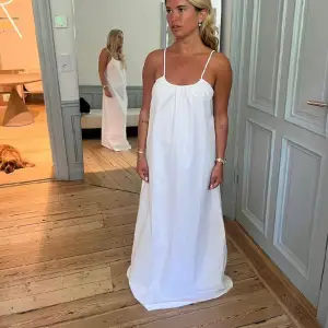 Säljer en av mina absoluta favorit klänningar!! Så fin lång vit klänning perfekt till sommaren eller student💘  ( Första bilden är lånad )