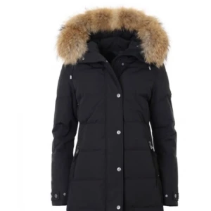 Hollies Subway Jacka - Hej! Säljer Hollies jackan. Var en födelsedagspresent till min mamma, men det var fel storlek. Den är helt ny, etiketten sitter fortfarande på samt påsen. Köptes i December, har digital kvitto. Jag köpte jackan för 4 998 kr. Hör av dig vid frågor🥰