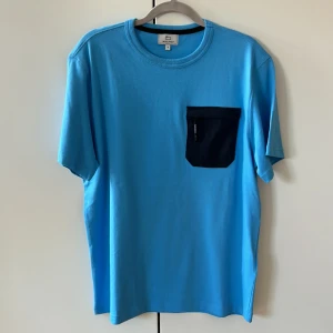 Woolrich t shirt - Säljer denna feta woolrich tröjan i storlek S. Använd en gång. Jag är 178 och den passar mig bra 