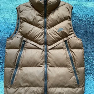 Nike väst - Hej 👋  Säljer min väst i 8/10 skick. Jag använde den 2022/2023 och kommer inte till användning längre. Västen har inga deflects förutom de små fläckar som inte syns vid användning (se bild 3). 