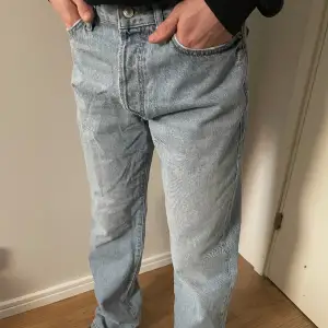 Hjälper min kille sälja dessa loose jeans från lager 157, de är använda fåtal gånger men är så gott som nya, nypris 400kr